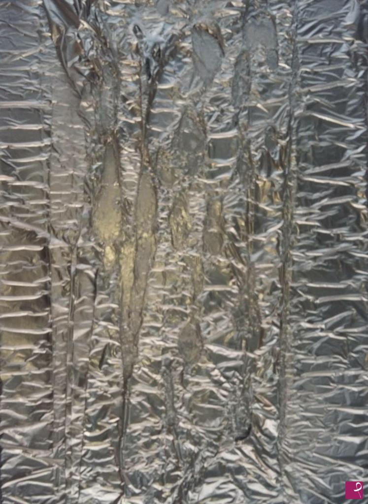 Residui materici su superficie metallica